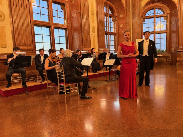 Eine Reise mit der Riverside Mozart: Exklusiver Besuch im Belvedere mit Klimt-Führung und Privatkonzert